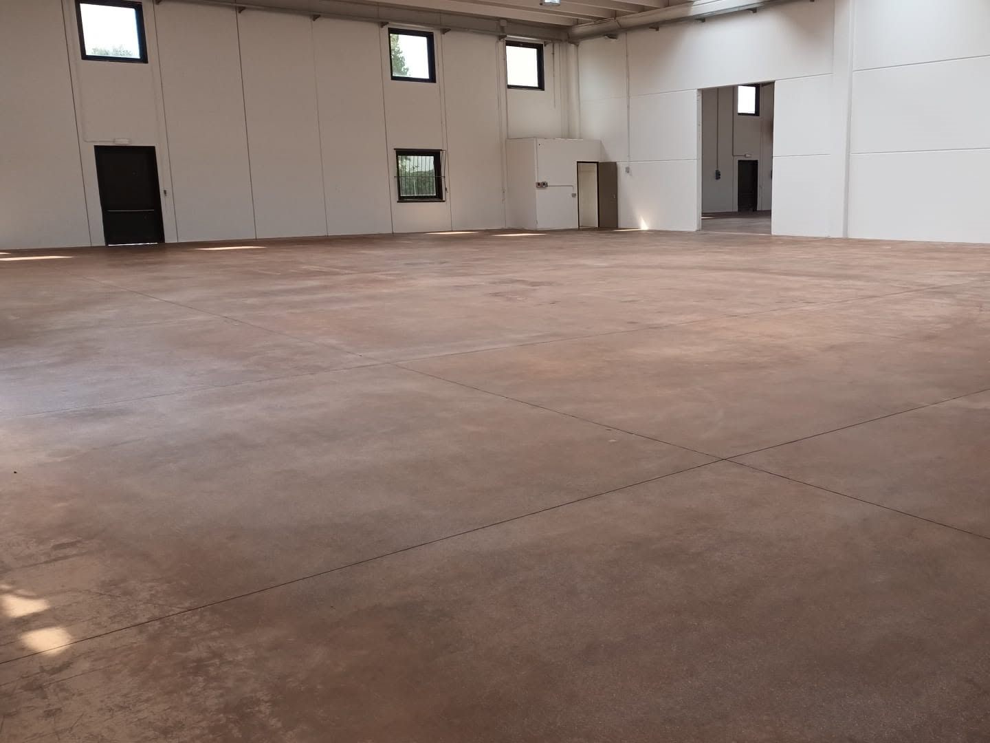 Capannone industriale vuoto con pavimento in cemento appena pulito
