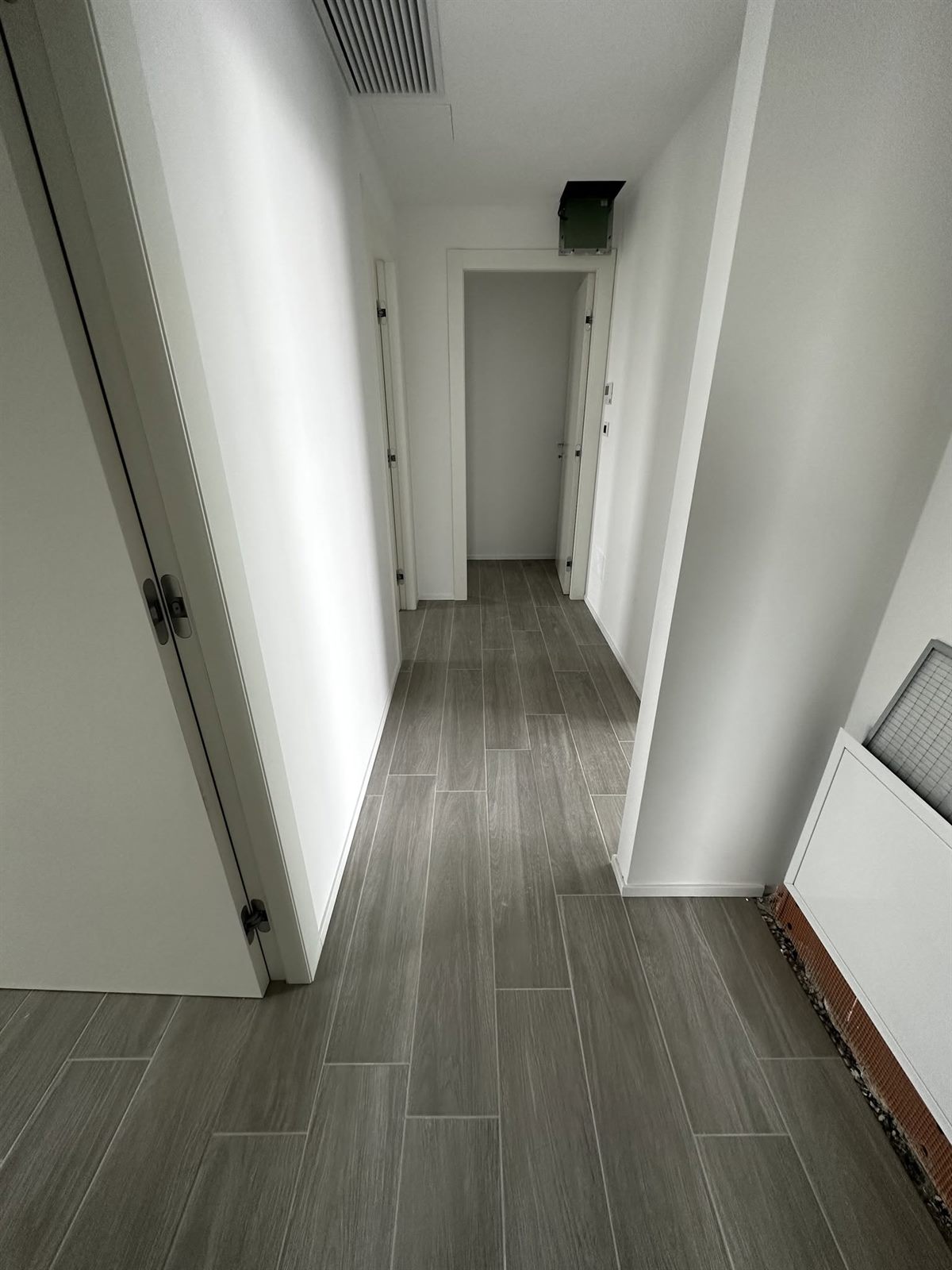 Corridoio di un edificio nuovo dopo la pulizia di fine cantiere