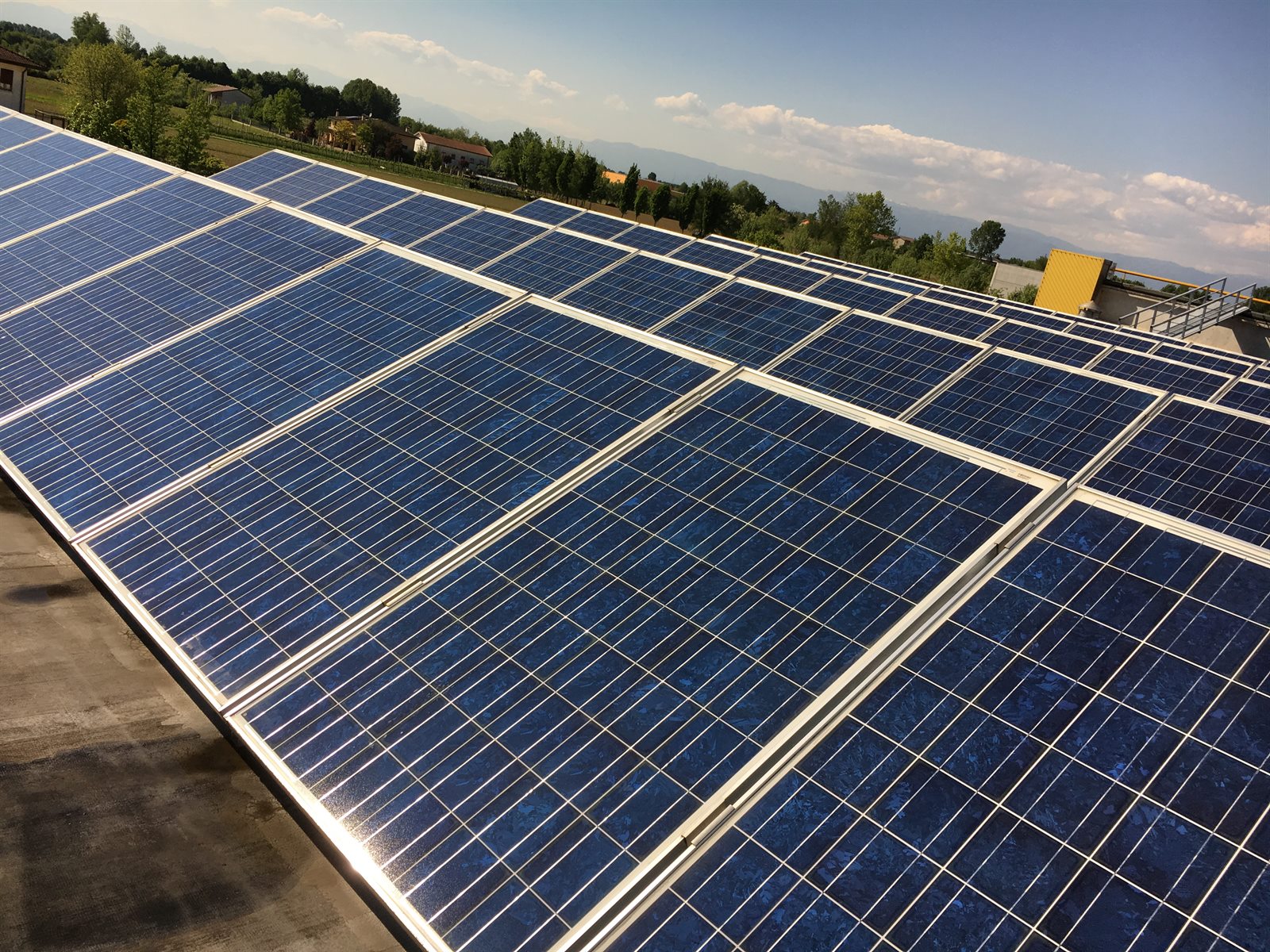 Pannelli fotovoltaici su una copertura piana dopo la pulizia