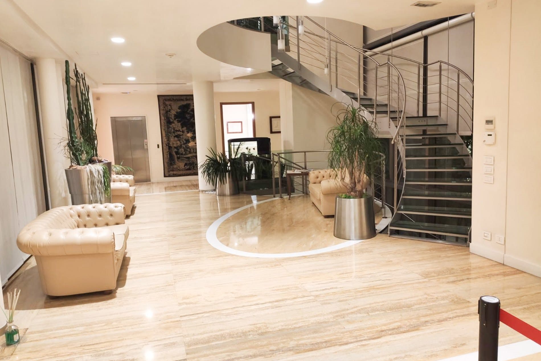 Hall di ingresso aziendale con scala e pavimento lucido