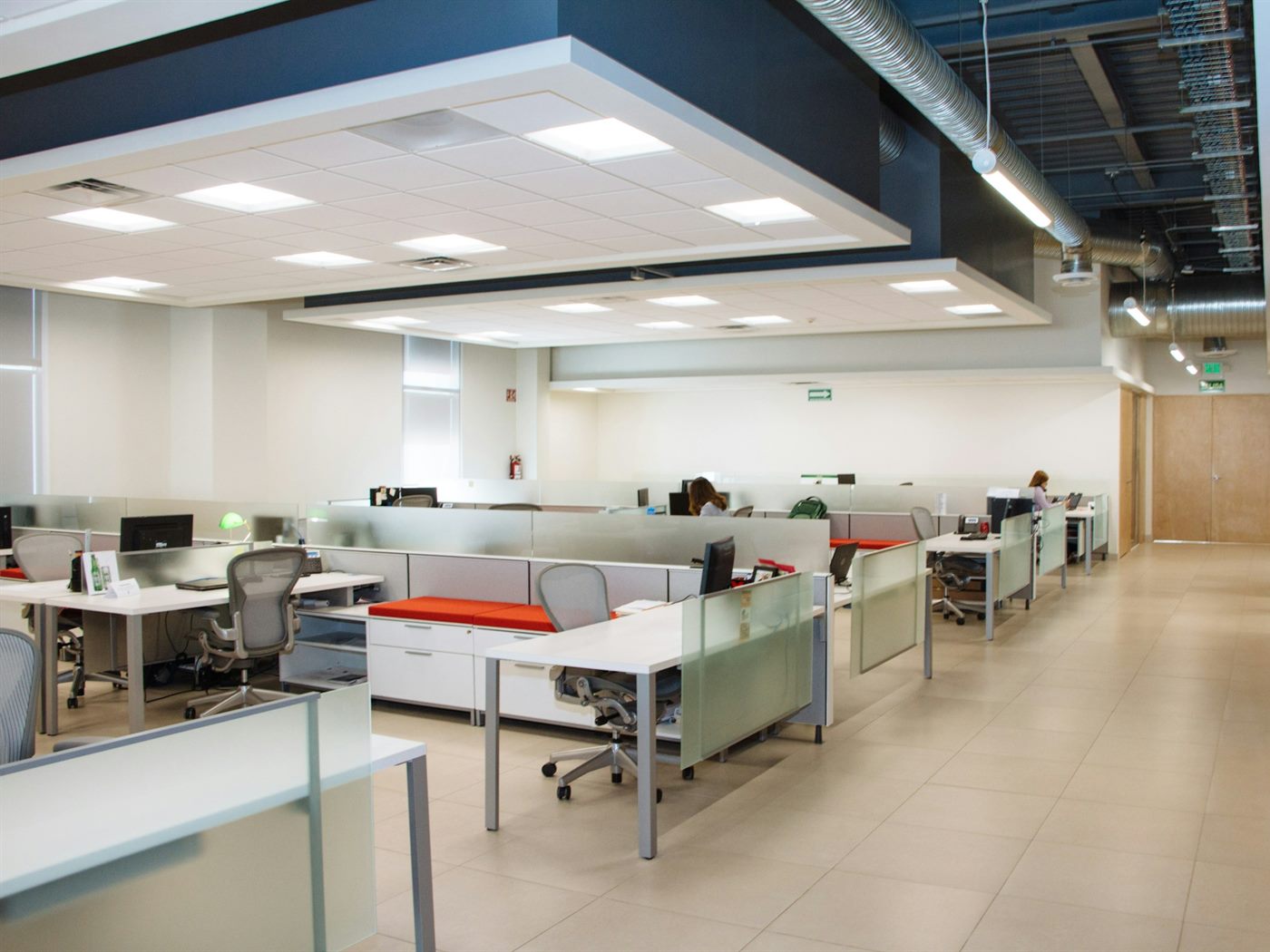 Ufficio open space con postazioni ordinate